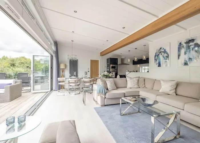 Luxury Lodge With Hot Tub In Windsor Marina
